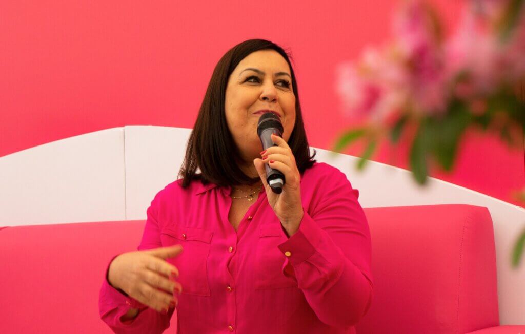 Jussara Del Moral está pronta para levar sua mensagem de superação e impacto positivo ao seu público.